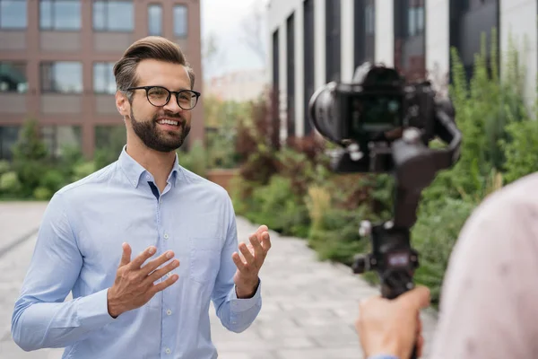 Knappe Journalist Nieuwsverslaggever Die Straat Uitzendt Nieuws Reportage Concept Portret — Stockfoto