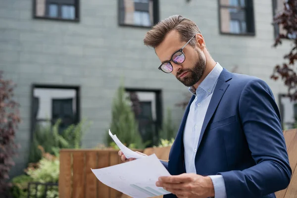 Gestore Pensieroso Che Indossa Elegante Progetto Pianificazione Dell Abito Tiene — Foto Stock