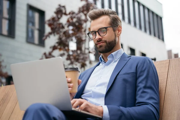 Jonge Knappe Man Met Baard Pak Stijlvolle Brillen Met Een — Stockfoto