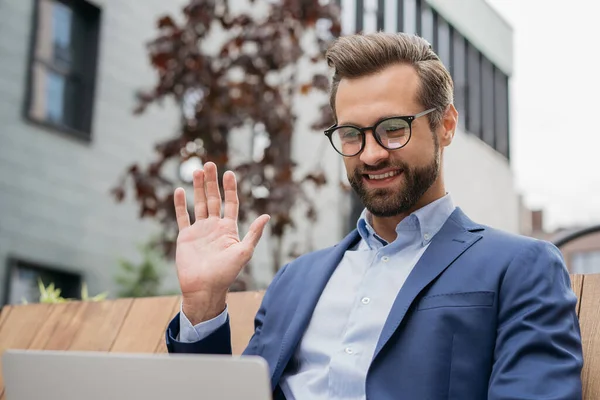 Knappe Lachende Zakenman Met Laptop Computer Met Videogesprek Begroeting Gelukkige — Stockfoto