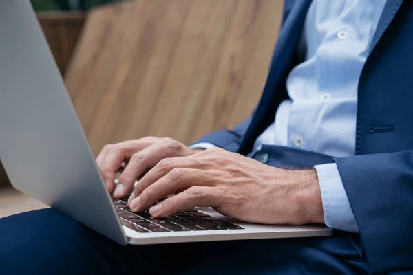 Primer Plano Manos Hombre Negocios Utilizando Ordenador Portátil Tecleando Teclado —  Fotos de Stock