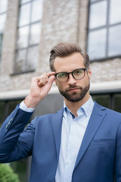 Uomo Affari Bello Pensieroso Che Indossa Vestito Occhiali Alla Moda — Foto Stock