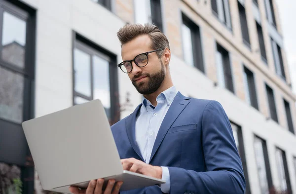 Snygg Affärsman Med Hjälp Bärbar Dator Planering Projekt Utomhus Porträtt — Stockfoto