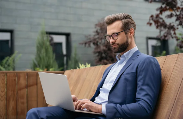 Bell Uomo Affari Pensieroso Che Usa Computer Portatile Cerca Online — Foto Stock