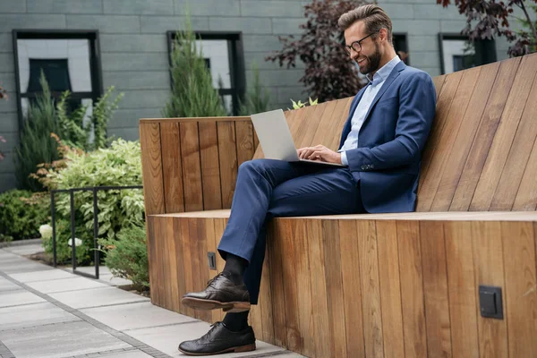 Bell Uomo Affari Sorridente Che Indossa Abiti Formali Occhiali Eleganti — Foto Stock