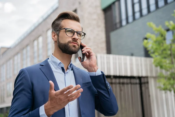 Serieuze Zakenman Aan Het Praten Mobiele Telefoon Lopen Straat — Stockfoto