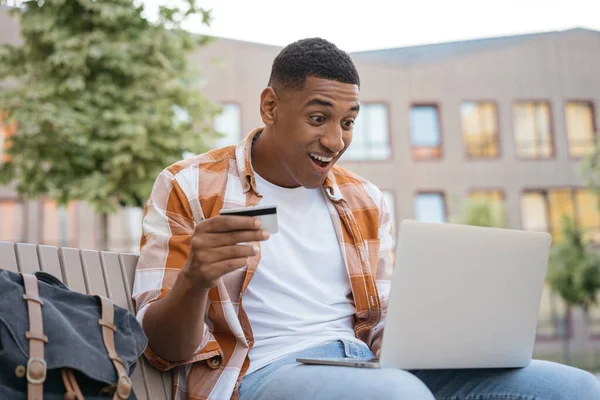 Emocional Hombre Afroamericano Celebración Compras Con Tarjeta Crédito Línea Con —  Fotos de Stock