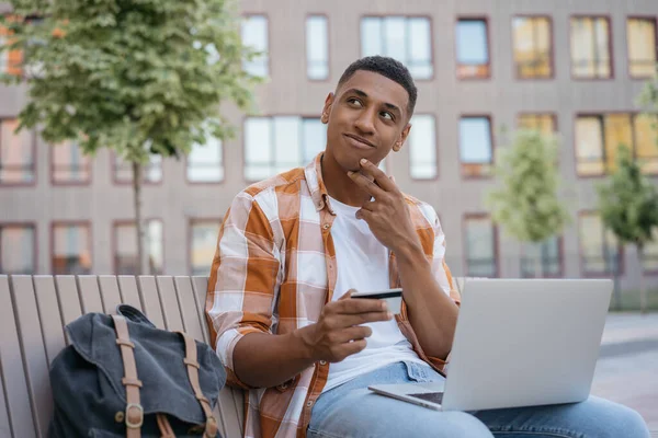 Jóképű Afro Amerikai Férfi Online Hitelkártyavásárlást Tart Fekete Pénteken Fiatal — Stock Fotó