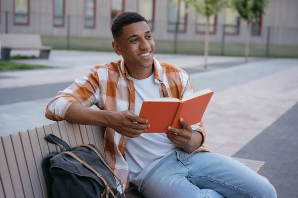 Estudante Afro Americano Sorrindo Estudando Aprendendo Idioma Sentado Campus Universitário — Fotografia de Stock