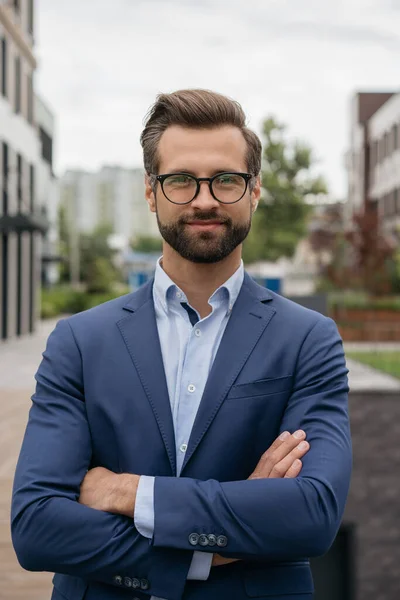 Retrato Joven Ceo Pensativo Con Los Brazos Cruzados Mirando Cámara — Foto de Stock