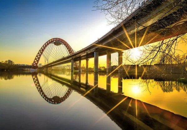 Sunset bridge i Moskva Stockbild