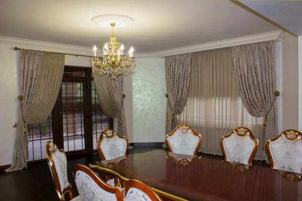 Hermoso Interior Con Cortinas Una Mesa Elegante — Foto de Stock