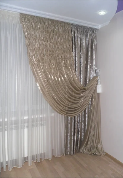 Jendela Dengan Tirai Dan Tulle — Stok Foto