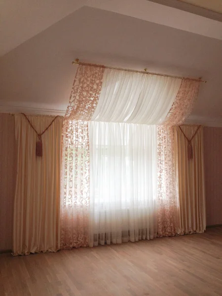 室内有非标准窗的窗帘和郁金香 — 图库照片