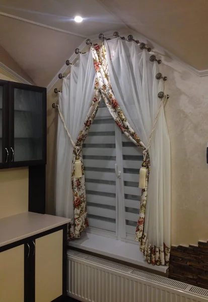 房间内部的窗帘和郁金香 — 图库照片