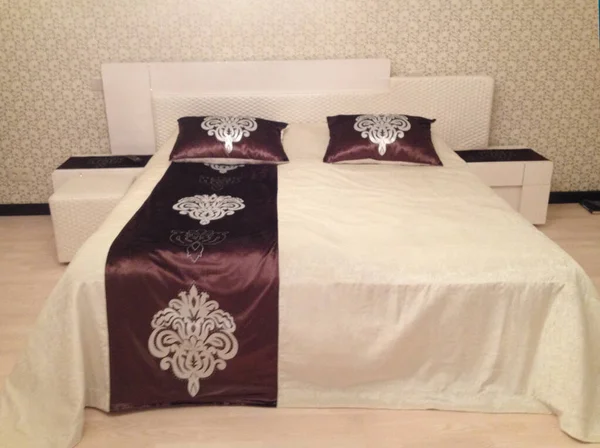 有毛毯的漂亮卧室 — 图库照片