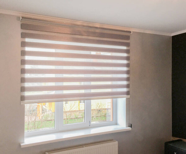 жалюзи на окне в интерьере комнаты