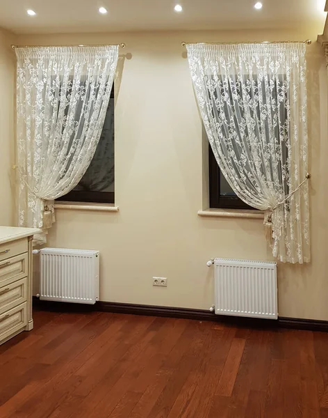 iki pencerenin kısa perdeleri