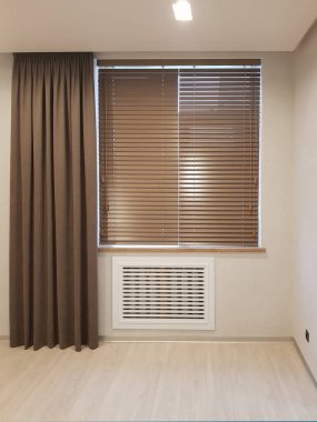 Güzel perdeler ve tüller iç kısımda.