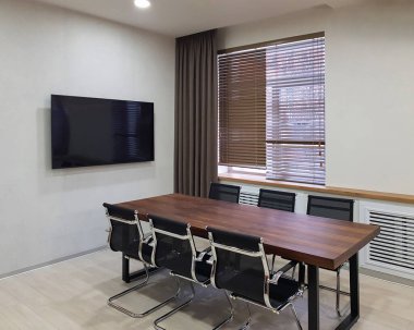 Masası olan modern yemek odası.