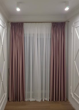 Güzel tül ve perdeler iç kısımda.