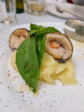 Patates püresi, salata ve balık.