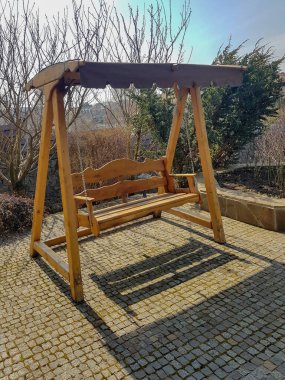 Doğada ahşap salıncak