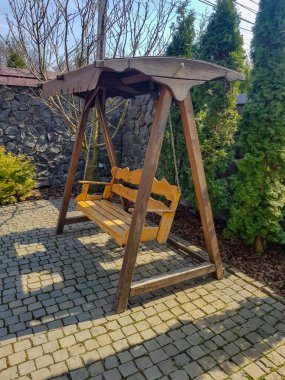 Doğada ahşap salıncak