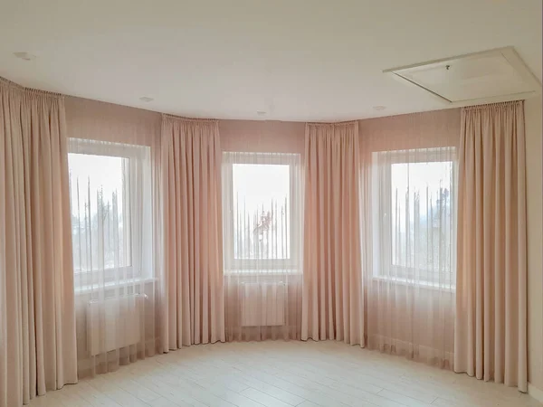 Cortinas Color Beige Tul Una Habitación Grande — Foto de Stock