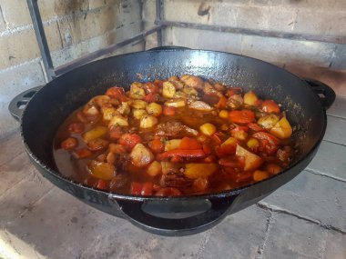 Bir tabak patates ve et.