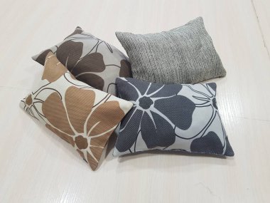 Çiçek desenli yastıklar.