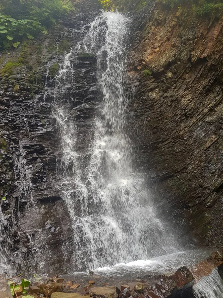 Dağlarda Şelale — Stok fotoğraf