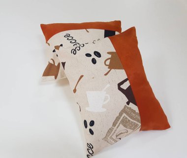 Kahve yazıtlı yastıklar.