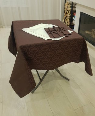 Masanın üzerindeki güzel masa örtüsü.