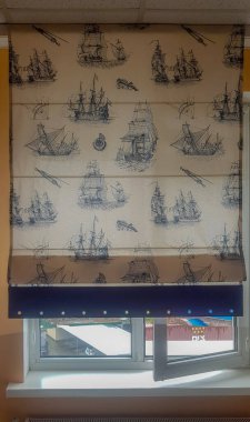 Roman çocuk odasında kör.