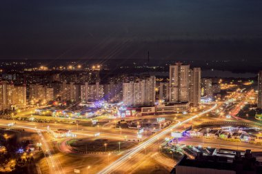 güneş gözlüğü ile gülümseyen güzel kadın