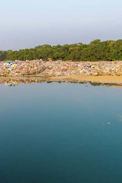 Residuos Basuras Montón Basura Depósito Chatarra Cerca Del Río Contaminación — Foto de Stock