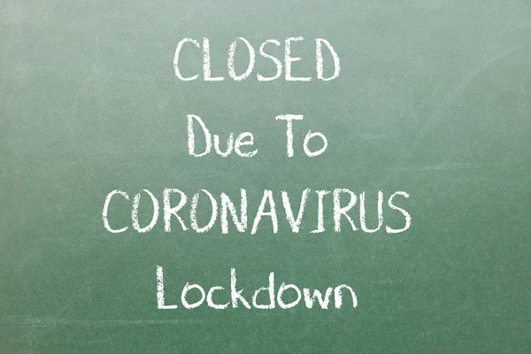 Cerrado Por Coronavirus Lockdown Inscripción Pizarra Oscura Con Tiza Impacto — Foto de Stock