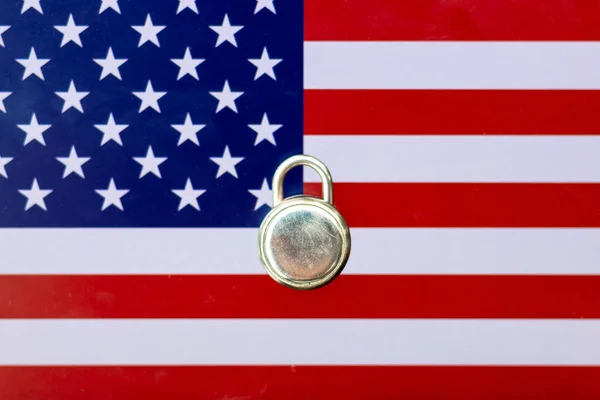 Концепция Второй Блокировки Сша Реальный Замок Установленный Поверх Американского Флага — стоковое фото
