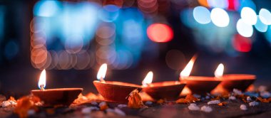 Diywali 'de ışıklandırılmış Diya' nın gece arkaplandaki sicim lambaları bokeh 'ine yakın çekim.