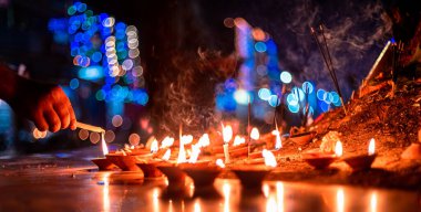 Diwali festivali sırasında eller kil diya 'dan mum yakar.