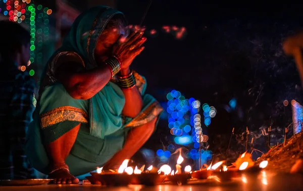 Closeup Žena Středního Věku Nabízí Modlitby Kadidlem Noci Diwali Venku — Stock fotografie