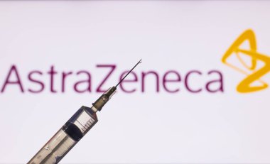 Katmandu, Nepal - 24 Kasım 2020: AstraZeneca Logosu önünde şırınga enjeksiyonu. AstraZeneca aşısı insan deneyinin üçüncü aşamasında COVID-19 'a karşı% 90 etkinlik gösterdi..