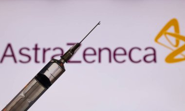 Katmandu, Nepal - 24 Kasım 2020: AstraZeneca Logosu önünde şırınga enjeksiyonu. AstraZeneca aşısı insan deneyinin üçüncü aşamasında COVID-19 'a karşı% 90 etkinlik gösterdi..
