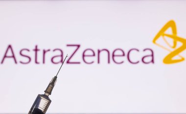 Katmandu, Nepal - 24 Kasım 2020: AstraZeneca Logosu önünde şırınga enjeksiyonu. AstraZeneca aşısı insan deneyinin üçüncü aşamasında COVID-19 'a karşı% 90 etkinlik gösterdi..