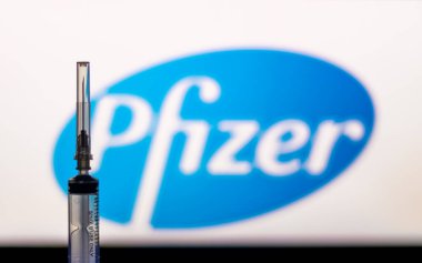 Katmandu, Nepal - 24 Kasım 2020: Pfizer Logosu önünde şırınga enjeksiyonu. Pfizer ve Biyoteknoloji aşıları insan deneyinin 3. aşamasında COVID-19 'a karşı% 94 etkinlik gösterdi..