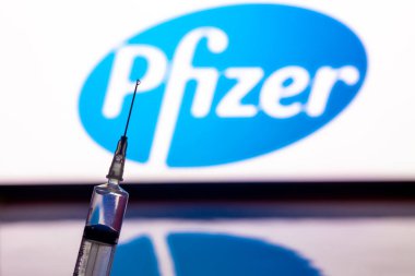 Katmandu, Nepal - 24 Kasım 2020: Pfizer Logosu önünde şırınga enjeksiyonu. Pfizer ve Biyoteknoloji aşıları insan deneyinin 3. aşamasında COVID-19 'a karşı% 94 etkinlik gösterdi..