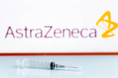 Kathmandu, Nepal - 28 Kasım 2020: Boş şırınga AstraZeneca logosunun yansıtıcı yüzeyine yerleştirildi. Oxford Üniversitesi ve AstraZeneca COVID-19 aşısı üzerinde çalışıyor.