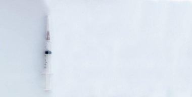 Kopyalama alanı olan beyaz boşluğa karşı boş şırınga.