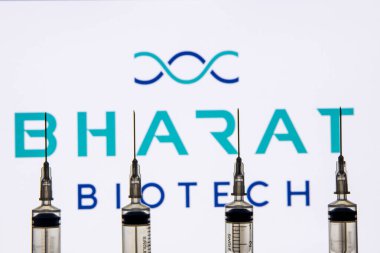 Kathmandu, Nepal - 03 Ocak 2021: Bharat Biotech logosuna karşı bir şırınganın kapatılması